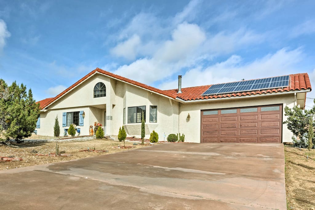 This spacious 1,332-square-foot home comfortably sleeps 6.
