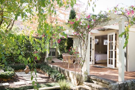 Quiet and private 5 minutes walk rail, shops