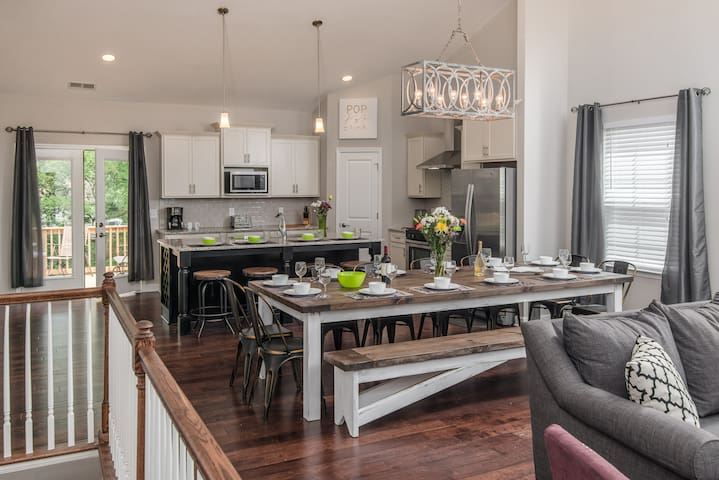 HUGE Ultra Luxe Home w/ 12 beds near Downtown gallery image 2