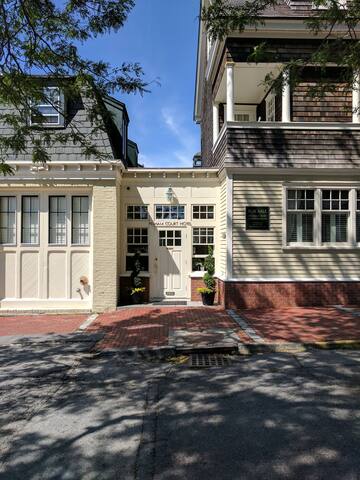 3 Br Condo Downtown Newport – off street parking gallery image 2