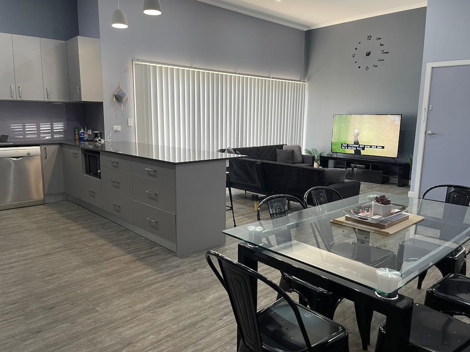 Cosy 4 Bedroom Home with Spa Quiet Location in Thirlmere, NSW