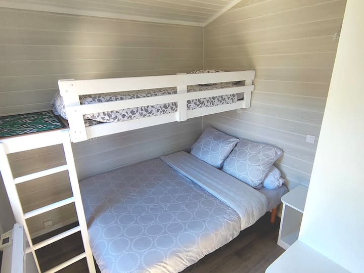 غرفة النوم 1، سرير 140 × 190 وسرير فردي 80 × 190. غرفة مجهزة بمساحات تخزين