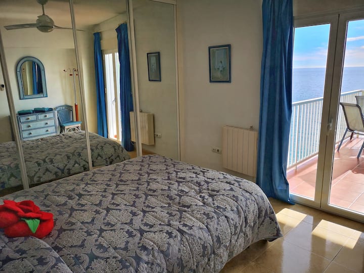 Спалня с гледка към морето