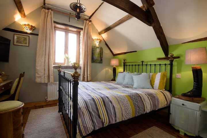 The  Cathedral Vaulted ceiling adds drama to the (£££) boutique hotel style double bedroom. Which guests say provides the WOW factor.  The WOW factor theme continues throughout this lovely Forest of Dean property which could be entirely yours...