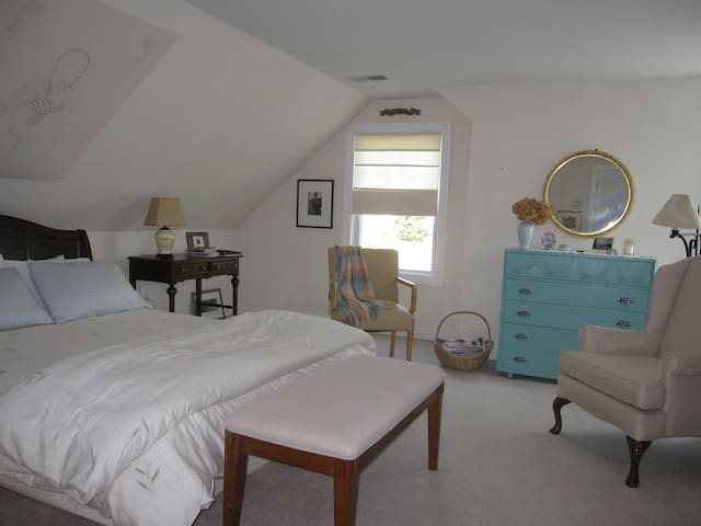 Room w bath in quiet neighborhood