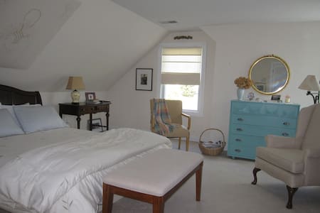 Room w bath in quiet neighborhood