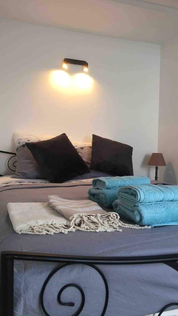 غرفة نوم في الطابق العلوي بسرير مزدوج 