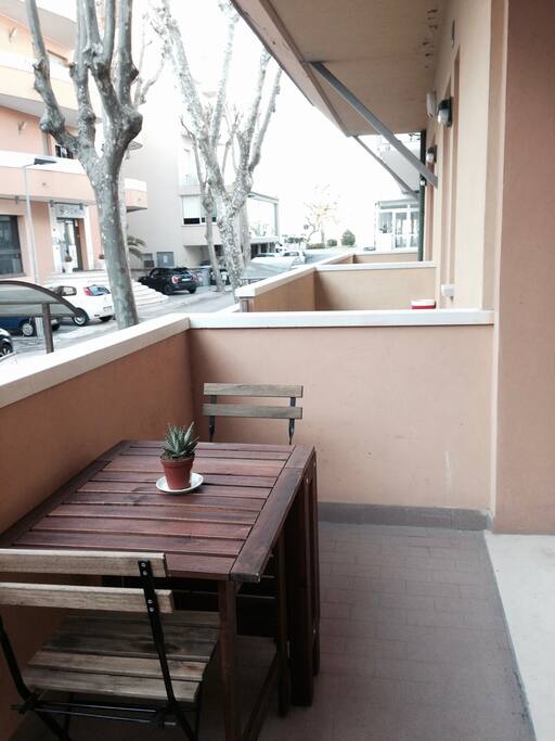 terrazzo (il mare è in fondo al viale)