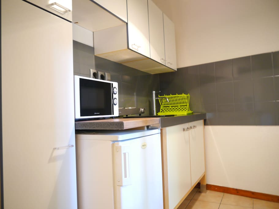 cuisine équipée séparée avec table et chaises