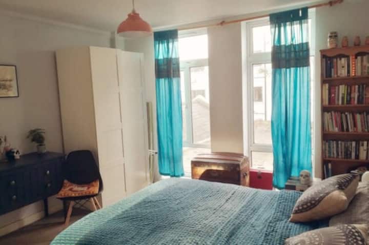 Spacious room in cozy Stoke newington flat