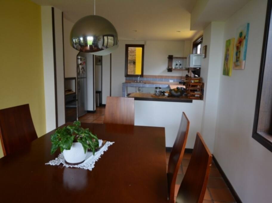 área de comedor y cocina amplias