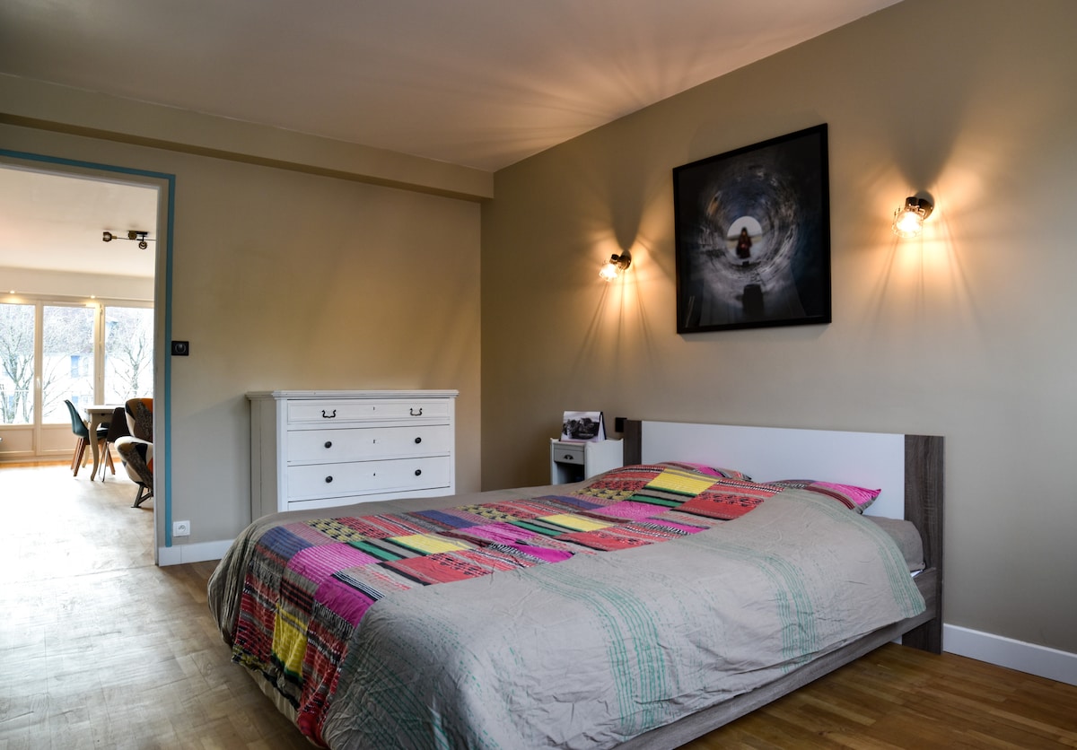 Საძინებელი 1 ორადგილიანი საწოლით. Ოთახში არის კარი...