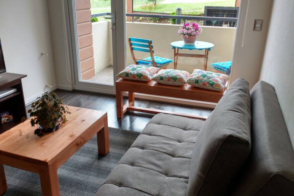 The living room is very bright and you can go out to the terrace. It has cable tv and a sofa-bed for a sixth guest. El living es muy luminoso y tiene salida a una pequeña terraza. Cuenta con TV por cable y tiene un sofá cama para un sexto huésped.