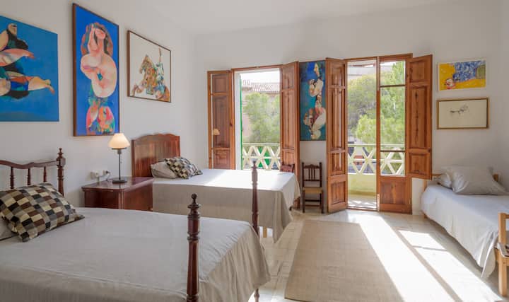 广场旁边有带阳台的卧室