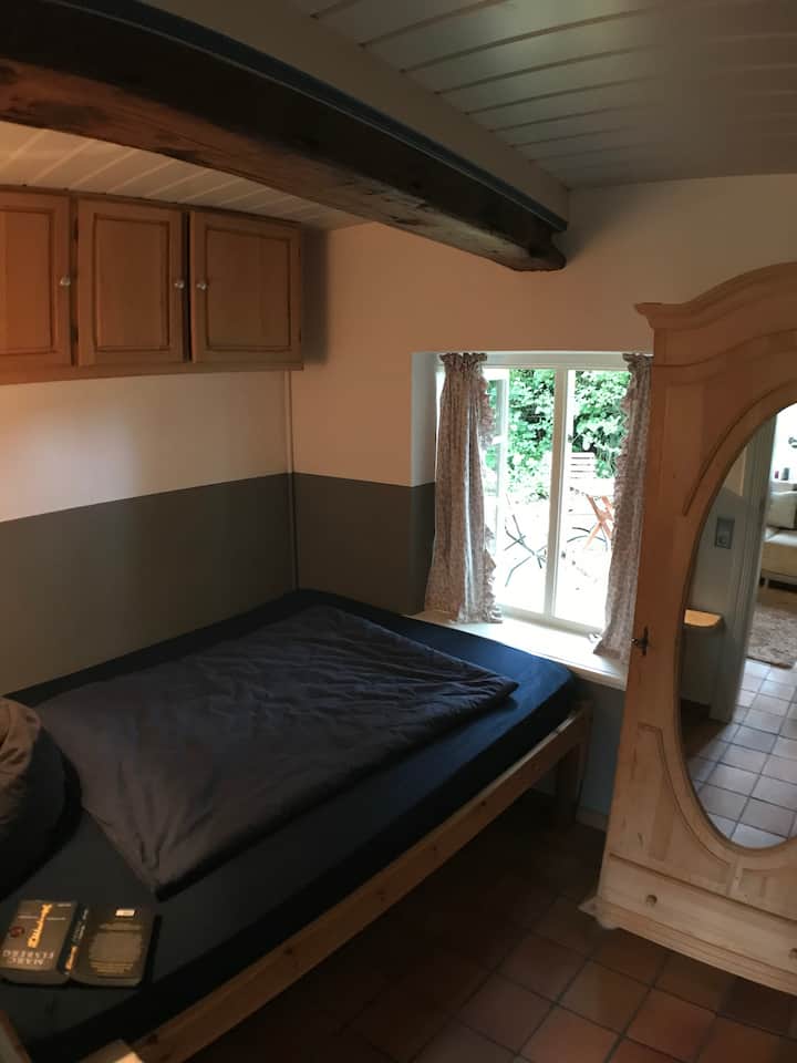 Dormitorio de abajo. El armario encima de la cama y el armario al lado de la cama son para ti solo.