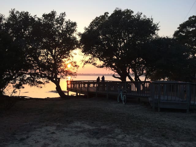 COZY APT. FOR COUPLE w/ Kayak, SUPs, Hottub