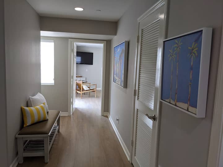 带长凳的走廊，通往主卧