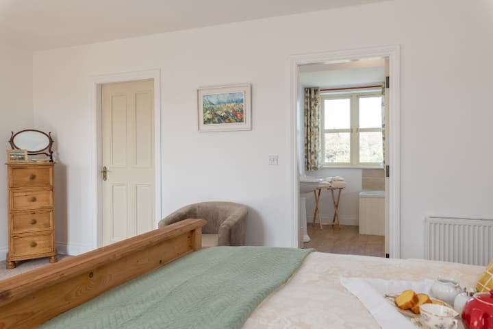 Hlavná spálňa s manželskou posteľou a  bavlnenou posteľnou bielizňou. Veľká kúpeľňa a šatník.