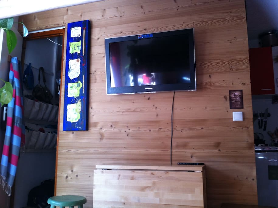 Télé en face du sofa