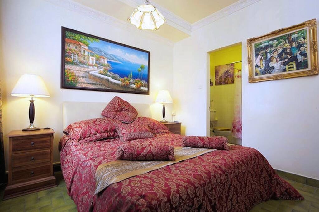 After a refreshing hot shower in the attached bathroom, slip into bed and drift away into dreamland.