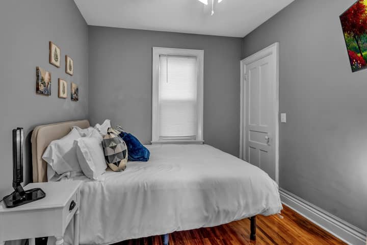 استمتع بليالي مريحة في هذا السرير المريح متوسط الحجم