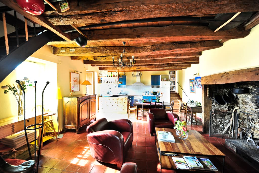 Salon-Cuisine avec cantou ( grande cheminée du Quercy)