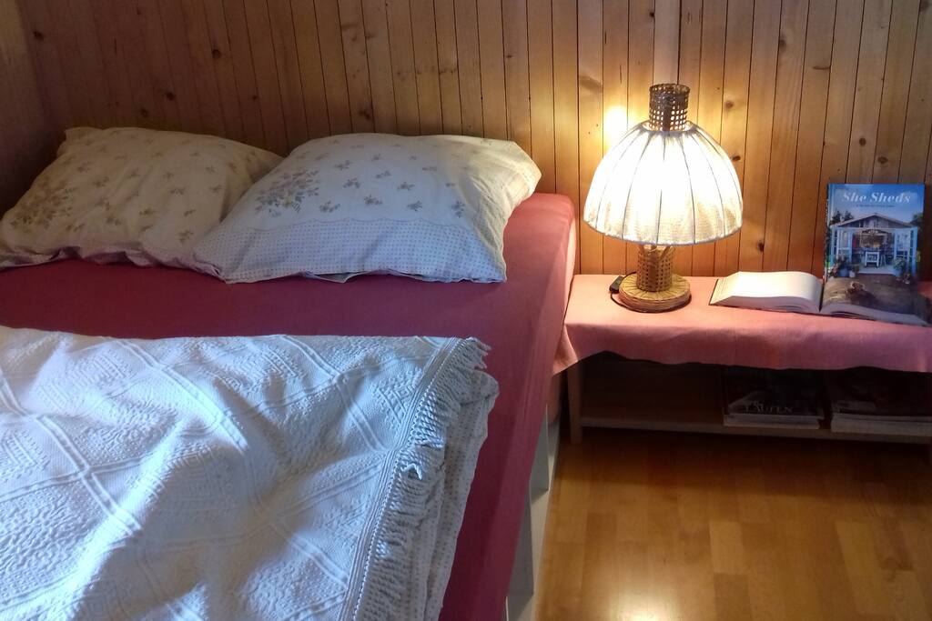 Ihr schlaft im französischen Bett (140cm)..