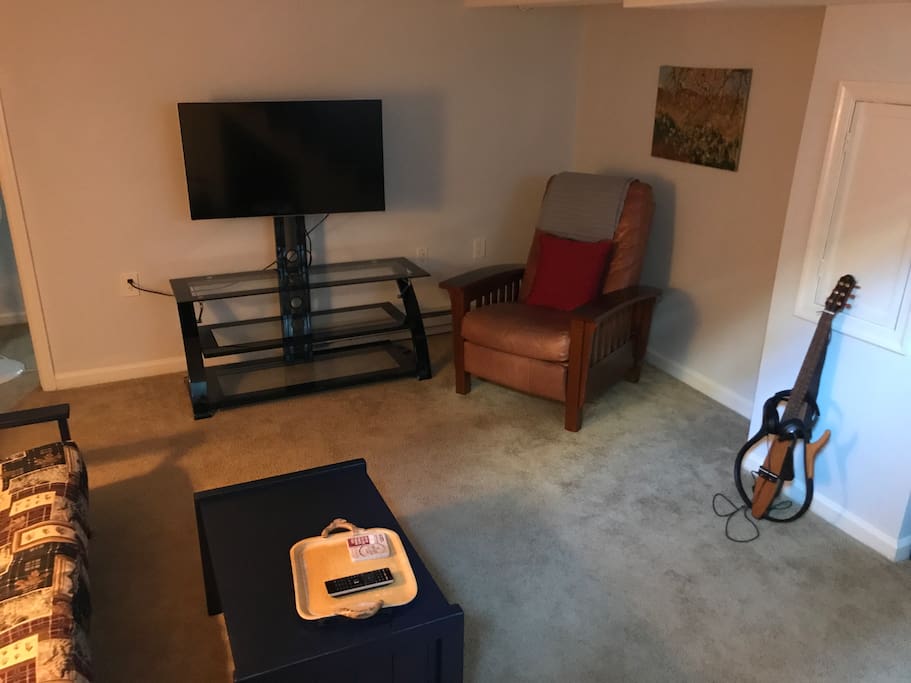 Comfortable, clean and cozy. Smart TV. No local TV so bring your Netflix or Playstation Vue with you. HDMI cable and Chromecast provided for guests convenience.