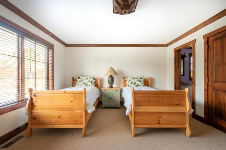 Საძინებელი №2. ორი ორადგილიანი საწოლი, აპარტამენტში. მთავარი სართული.