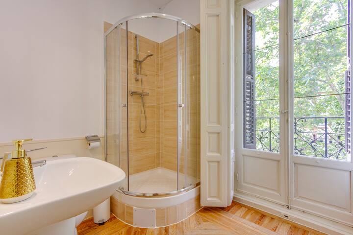 Amazing apt in front of Plaza de España gallery image 5