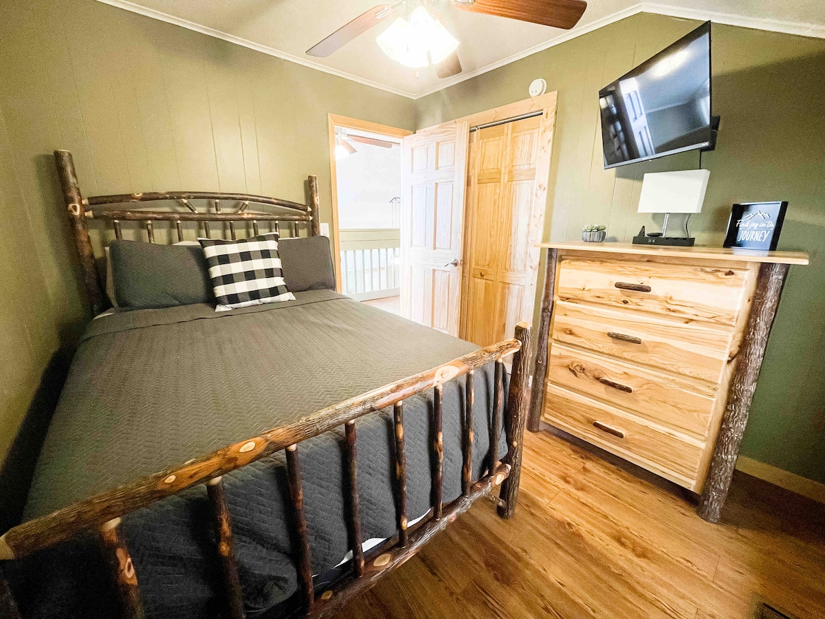 The last of the upstairs bedrooms, located right next to the door to the top deck. 