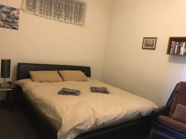 Sovrum #6 ligger på nedervåningen, intill vardagsrummet #2. BR #6 har en dubbelsäng och en stor garderob 