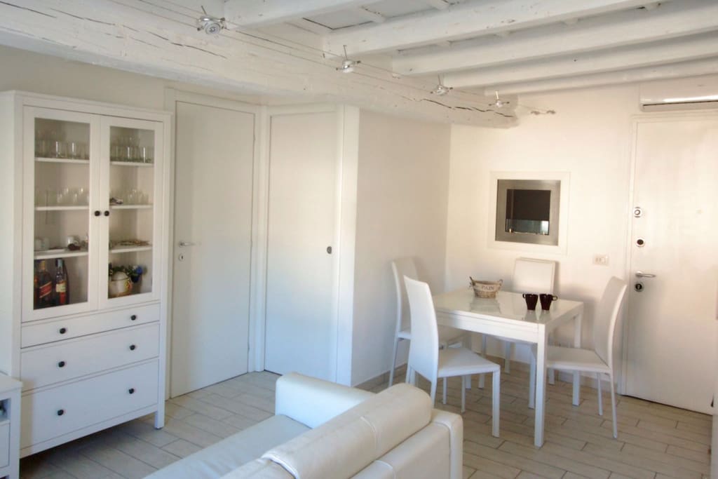 Soggiorno/Tavola da pranzo- Living Room/ Table