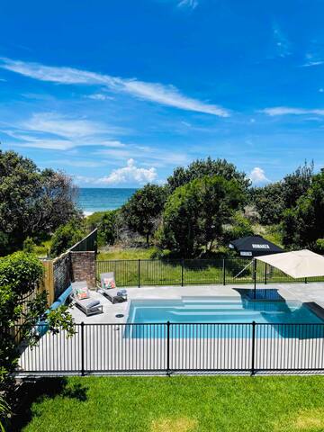 Absolute beachfront holiday home with heated pool gallery image 4