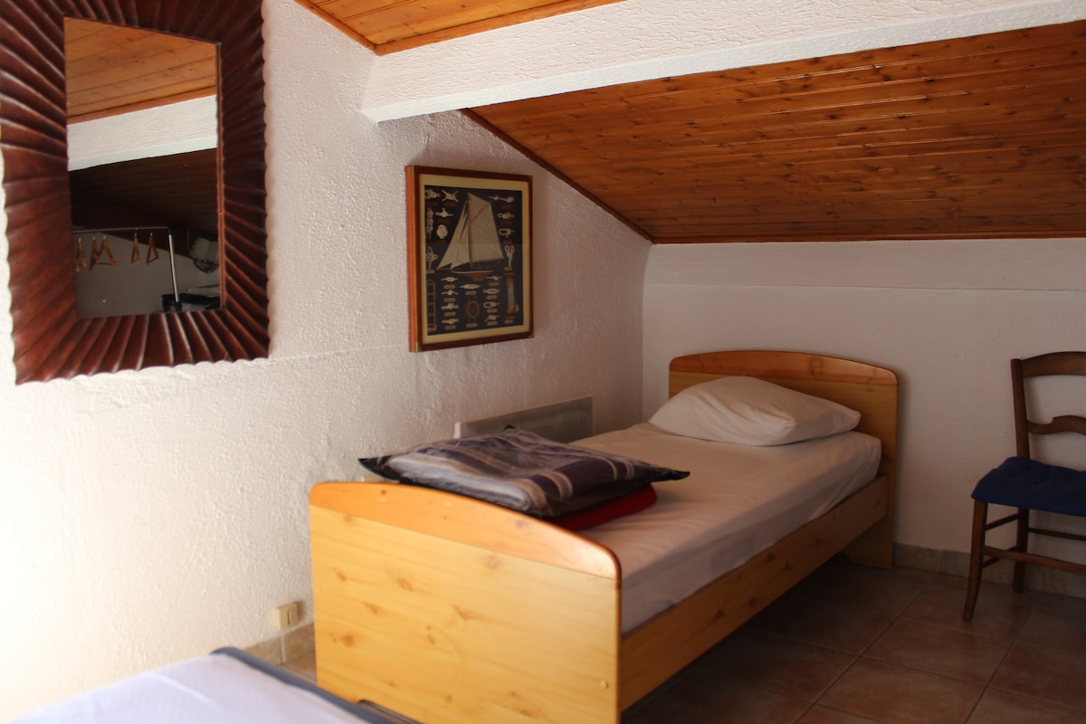 Спална соба зад вас