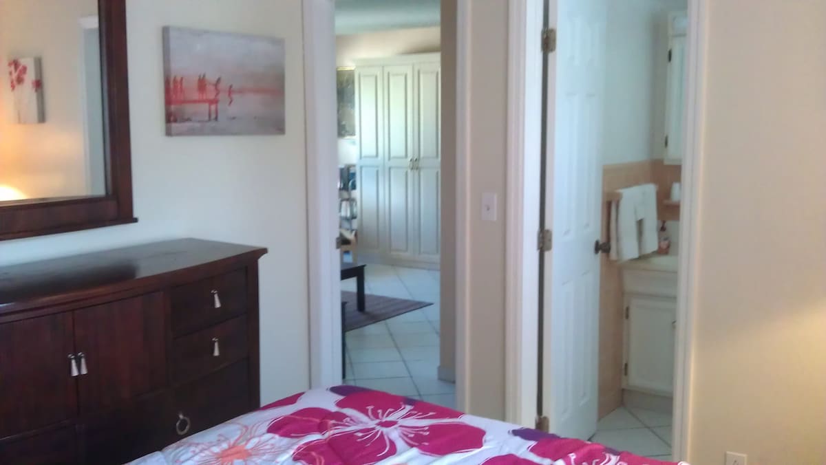 מחדר שינה - דלת לסלון (L) ודלת לחדר רחצה (R)