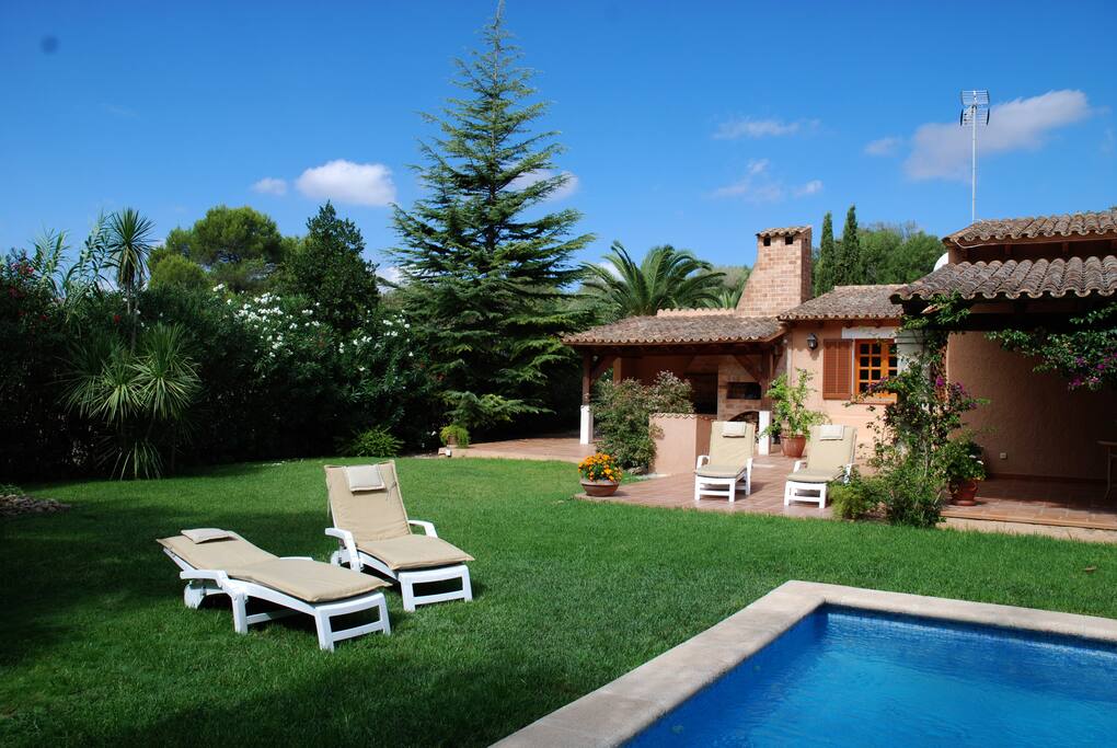Gran jardín con césped