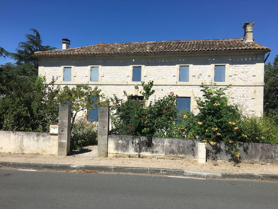 LES VOLETS BLEUS , façade soleil levant