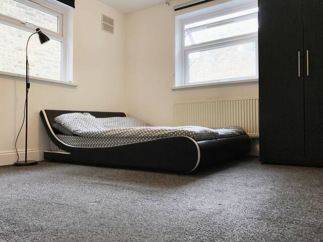 2Bedroom 2Bathroom Spacious Home in Central London gallery image 5