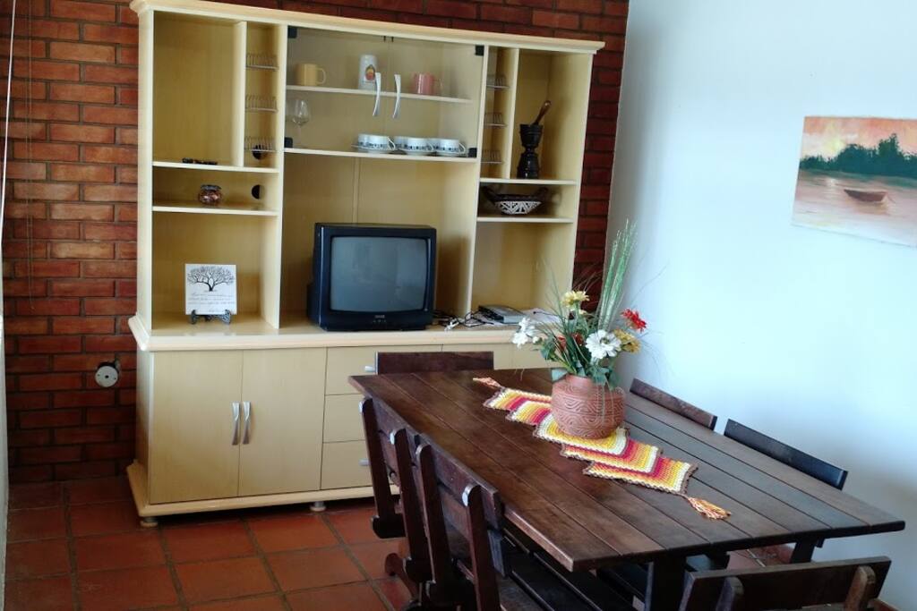 sala confortável, com mesa para refeições e sofá