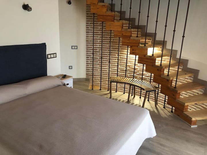 habitacion principal escaleras de acceso a planta media y planta alta