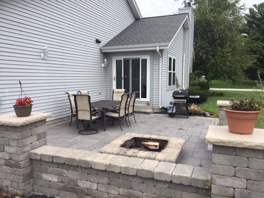 Outdoor Hardscape/Fireplace