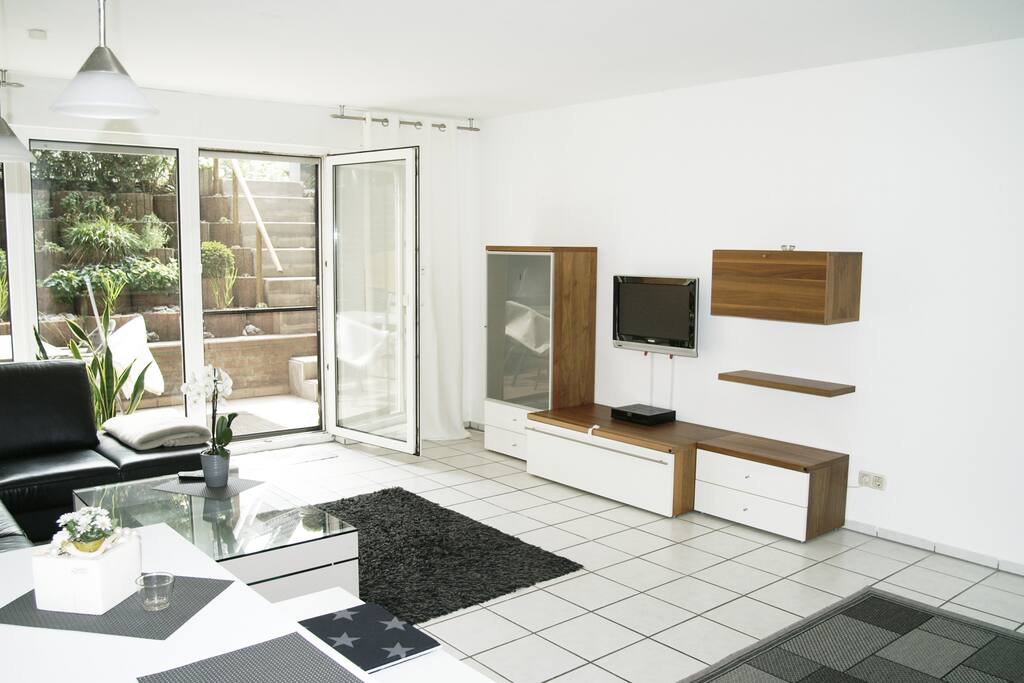 Wohnzimmer mit Zugang zur Terrasse