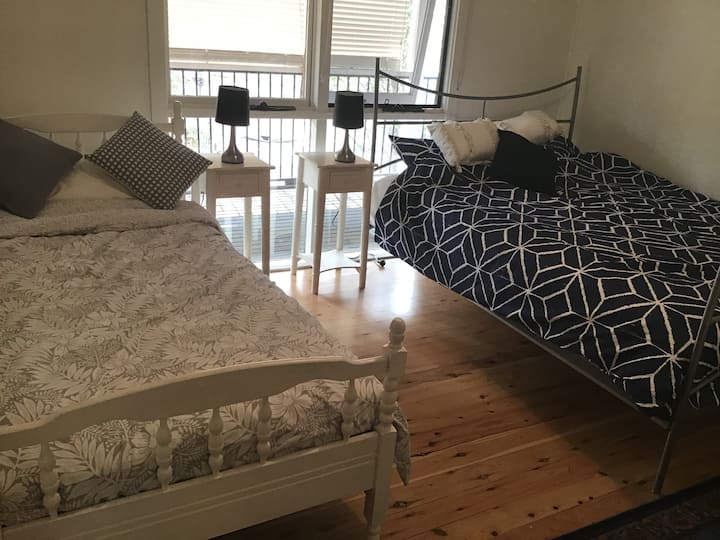 Მეორე საძინებელში, ქუჩის მოპირდაპირე მხარეს, არის საწოლი 152 × 203 სმ. მას აქვს ჭერის ვენტილატორი, საძინებლის ტუმბოები შეხამებული სანათებით და გარდერობი.