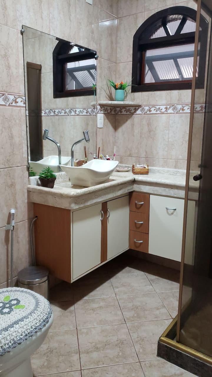 Kúpeľňa na podlahe s vlastnou kúpeľňou s ručnou opierkou v krabici.