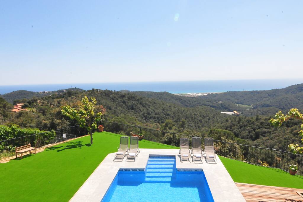 Piscina con vistas al mar