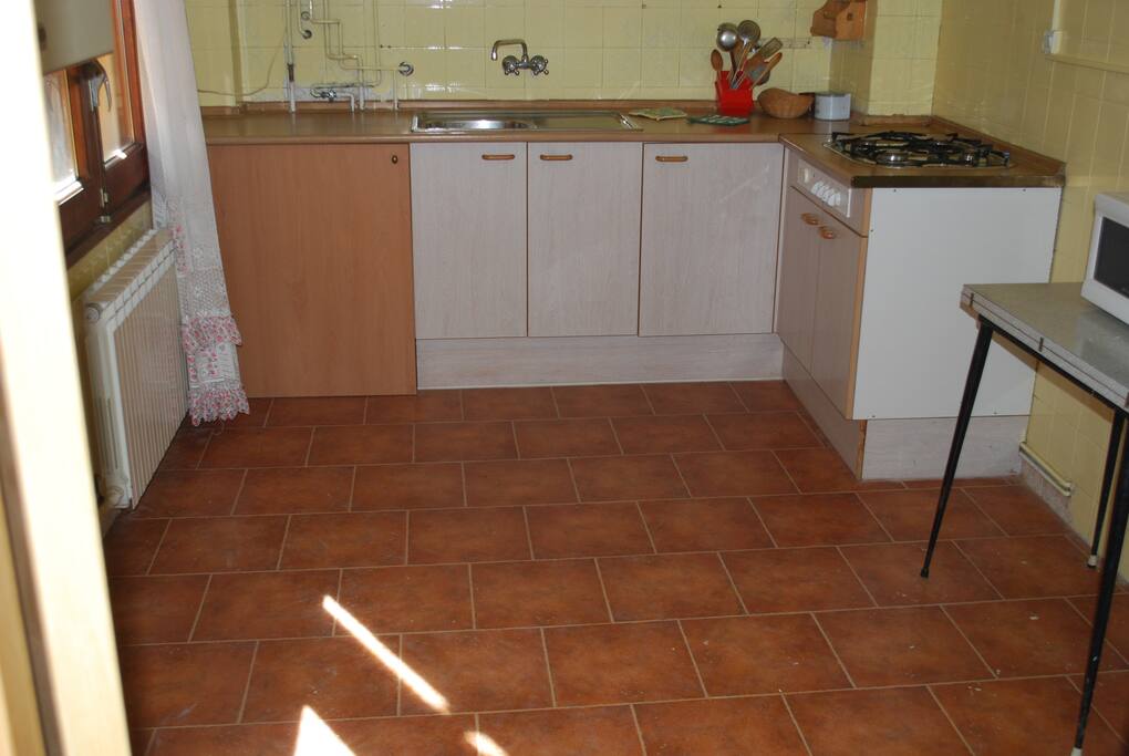 cocina con lavadora, tostadora, microondas, batidora. menaje,