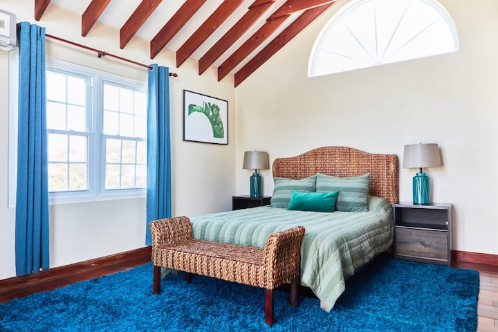 Emerald : chambre à l'étage avec lit Queen Size