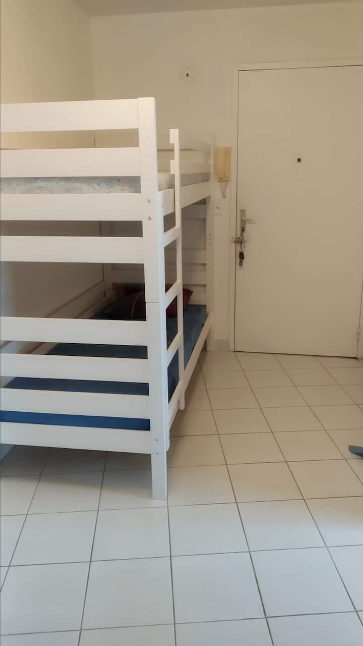 montanha de entrada com 2 beliches, crianças de 80 x 190, quarto independente
