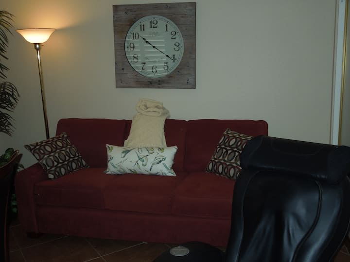 หลังจากทำงานหนักคุณสามารถผ่อนคลายบนเก้าอี้นวดที่น่าตื่นตาตื่นใจนี้ในห้องนอนที่สามพร้อมโซฟาเบดแบบดึงออกและ Vizio HDTV ขนาด 47 นิ้ว